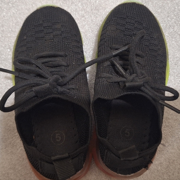 🏷 2/$12 Black Toddler Sneakers - Picture 5 of 5